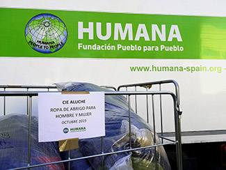 Humana col·labora de nou amb el CIE de Madrid donant roba per a 150 persones-img1